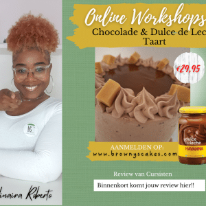 Ludinaira Roberto glimlacht naar de camera terwijl ze een chocolade taart met Dulce de Leche promoot voor haar online bakworkshop van Browny’s Cakes. Aanmeldlink en sociale media iconen zijn zichtbaar. Chocolade Dulce de Leche Taart